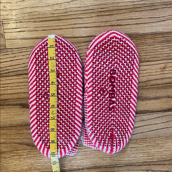 Bombas Cozy Red and White Knit Design Slippers with Rubber Grippers Sz M - Picture 6 of 6
